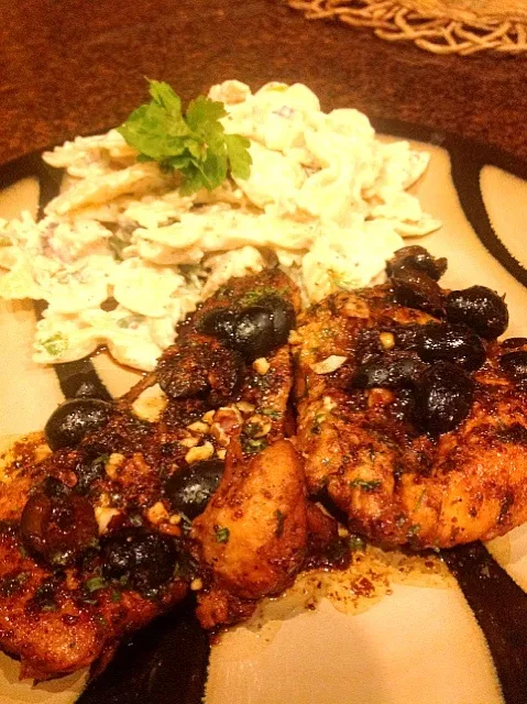 Red wine, herds, nuts and Black olive chicken-bow-tie macaroni salad|Taste-New Americanさん