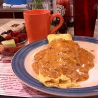 Omlete with cheddar and onions topped with andouille sausage gravy|Kelseyさん