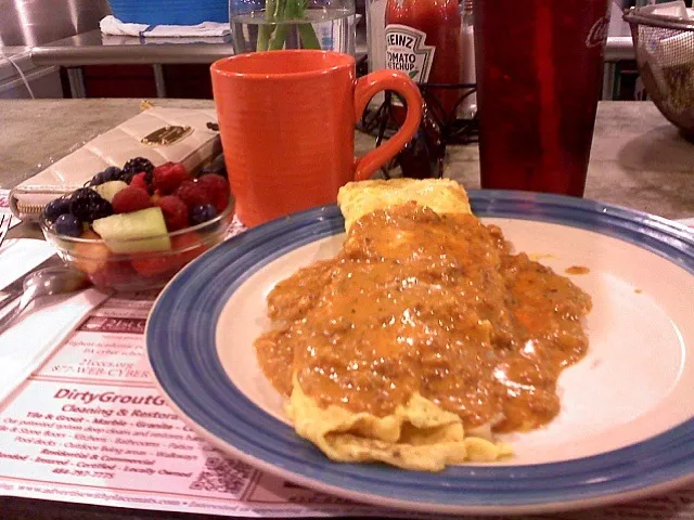 Omlete with cheddar and onions topped with andouille sausage gravy|Kelseyさん