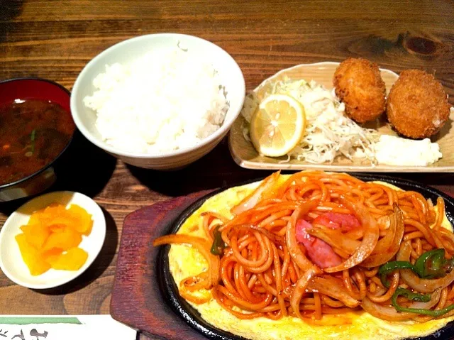 鉄板スパ&カニクリームコロッケセット。なぜかご飯と味噌汁付き(^^;;|chacoさん