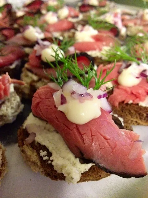 Beef tenderloin with boursin cheese, dill and horseradish on marble rye rounds|kateさん