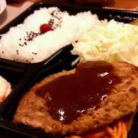 Snapdishの料理写真:望来豚のハンバーグ弁当|Galldinさん