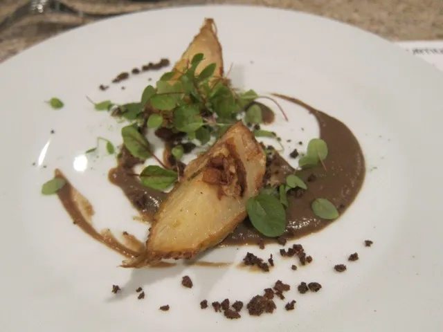 celery root. mushroom puree. pumpernickle. sorrel.|scott winegardさん