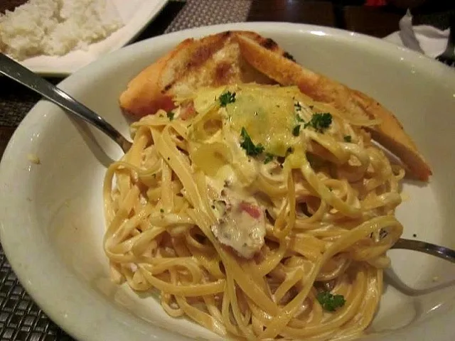 carbonara with garlic bread|ken miyahiraさん