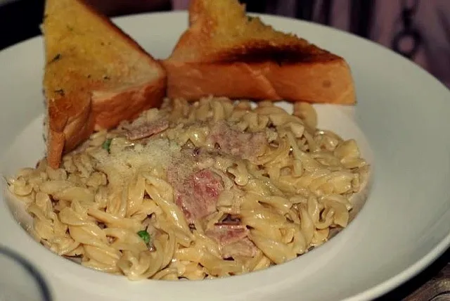 carbonara and garlic bread|ken miyahiraさん