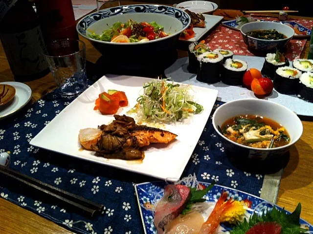 刺身  鮭のバター醤油  サーモンとアボカドの巻物  ニラ玉  あえめん|高田恵子さん