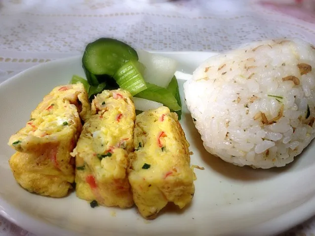 朝ご飯 ちりめん山椒オニギリ カニカマ卵焼き 浅漬け|あゆみさん