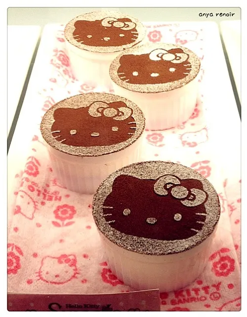 Snapdishの料理写真:Hello Kitty Chocolate Cake|Anya Renoirさん