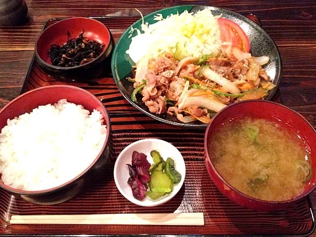 Snapdishの料理写真:牛スタミナ焼定食|しろくまさん