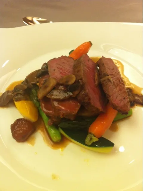 sirloin steak, potato pavw, tarragon sauce, seasobal vegetable|Pim Patanasuthikulさん