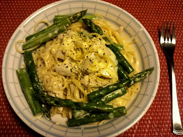 Snapdishの料理写真:蒸し鶏とアスパラのレモンクリームパスタ♪|二瓶由貴さん