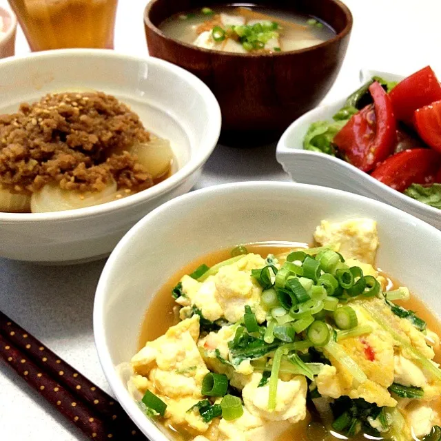 蒸し玉ねぎの肉味噌がけ・水菜と豆腐の卵焼き麺つゆがけ・トマトとレタスの塩麹和えサラダ・さつま揚げと豆腐の味噌汁|kie3さん