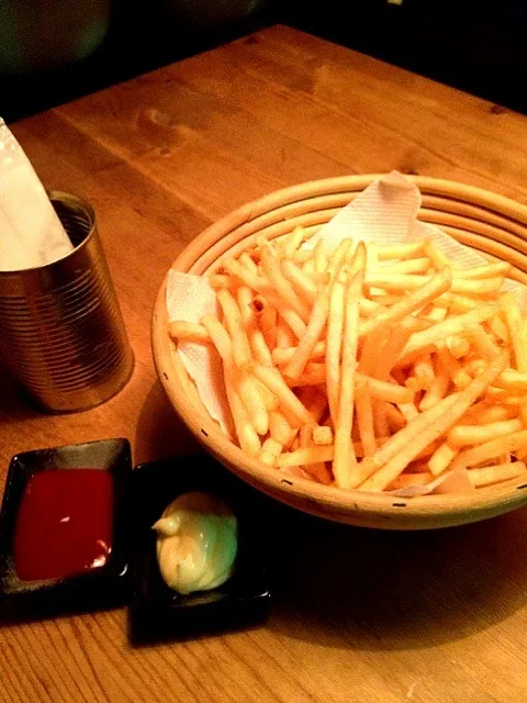 ridiculously huge bowl of fries|lauren shannonさん