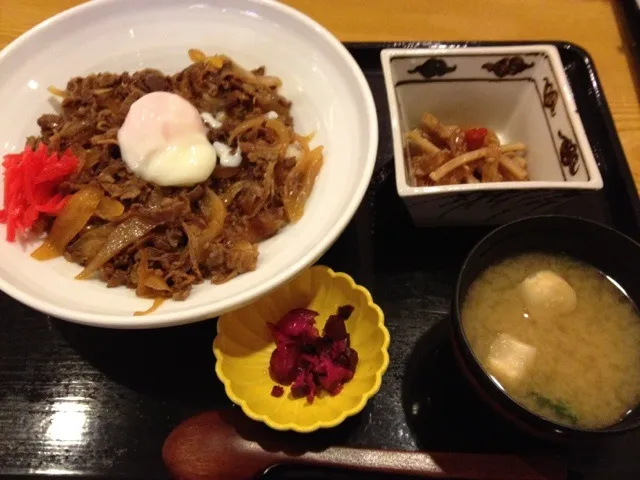 Snapdishの料理写真:牛丼温玉付き♪(´ε｀ )|Mika Asakawaさん