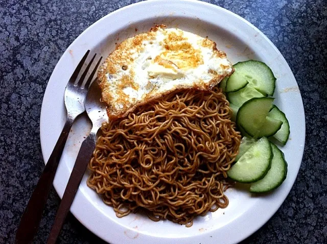 Mee goreng flavoured instant noodles with fried egg & cucumber|willyさん