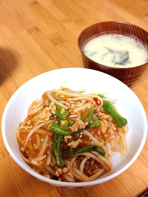 Snapdishの料理写真:麻婆もやし丼、海鮮豆乳汁|ぬまさん