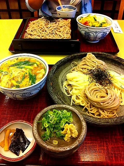 欲張り過ぎ、親子丼、饂飩と蕎麦の相盛り|ひろすぃーさん