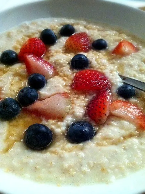 oatmeal with blueberries and strawberries|karen limさん