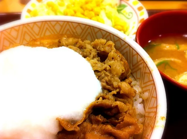 深夜の山かけ牛丼。ワサビがツーン！|もとゆきさん