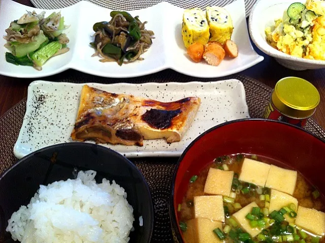 今朝は2人分なのでゴーカ朝ごはん！まな鰹も使い切った。美味かった＼(^o^)／|番長さん