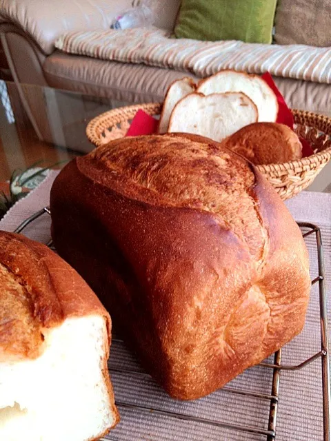 焼き上がりました！バタートップ食パン🍞|かなさん