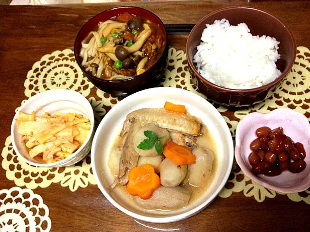 自家製野菜オンパレード。里芋と手羽先の煮物。新ジャガカレーうどん。真竹のタケノコのピリ辛メンマ。|竹やぶ子さん