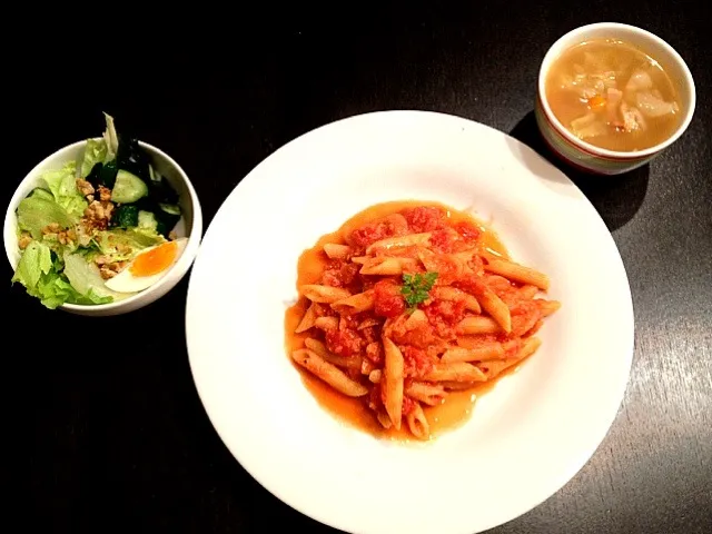 Snapdishの料理写真:カニ缶トマトソースペンネ 野菜スープ サラダ|yukaさん