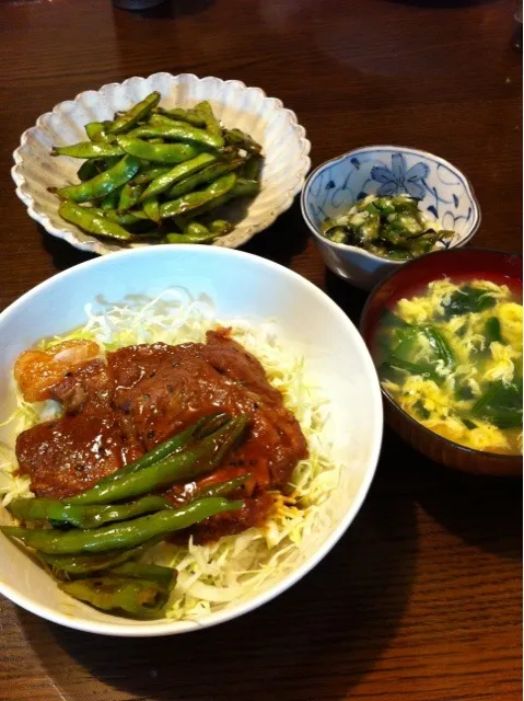 味噌漬け豚テキ丼、メカブとオクラのとろろ和え、枝豆のピリ辛炒め、ほうれん草のかき玉汁|きりママさん