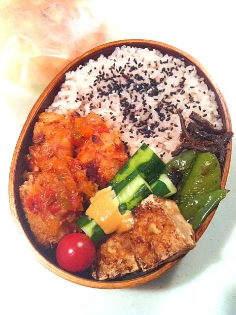 Snapdishの料理写真:チキンのトマト煮弁当(奥は朝食のフォカッチャサンド)|吉さん