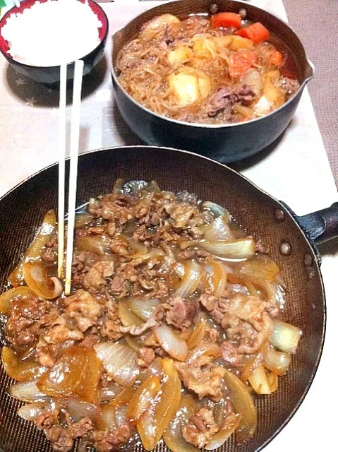 昨日のだけど…手料理ゴチになりました(｡-∀-｡)牛丼の上っぽい炒めた豚と、肉じゃが♪男子料理！ってかんじ(^o^)味付けかぶってるのはひみつだ！美味しかったー|てつこさん