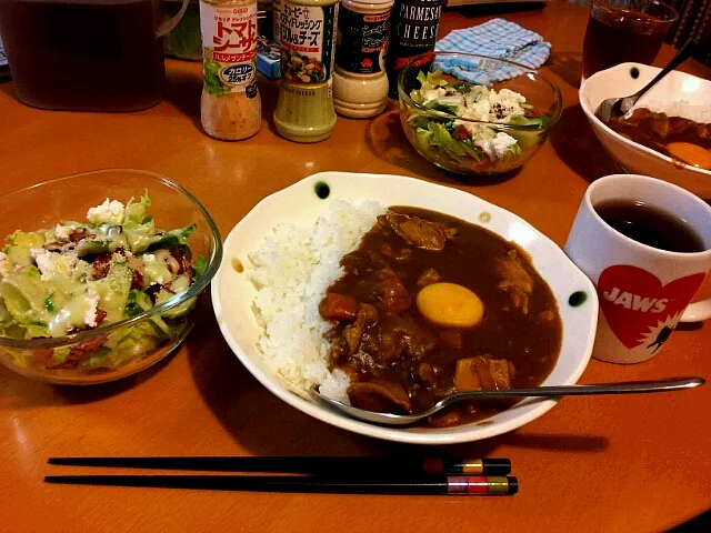 Snapdishの料理写真:月見カレーとシーザーサラダ|パピーさん