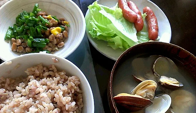 あさりの味噌汁、納豆、ウィンナー|まぐろさん