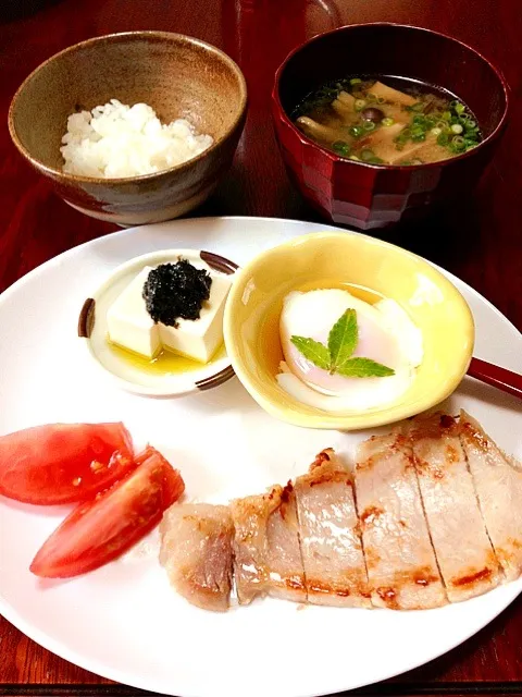 手作りのロースハムと温度玉子・豆腐の海苔の佃煮のせ・はたけしめじのお味噌汁|かっぴーさん