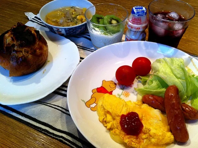 チーズオムレツ  ウィンナー  サラダ  ズッキーニのスープ  キウイヨーグルト  ヤクルト   グレープジュース|高田恵子さん