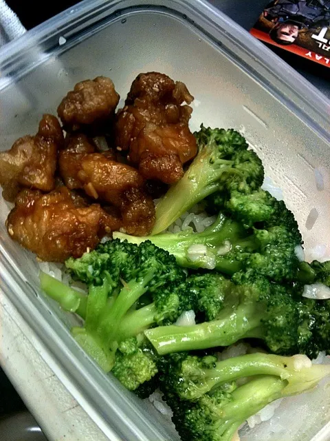 sesame chicken and sauteed broccoli on a bed of rice|SPGさん