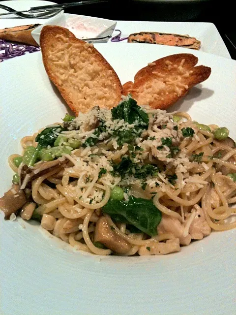 garlic noodles - edamame, chicken breast, mushrooms, spinach|SPGさん