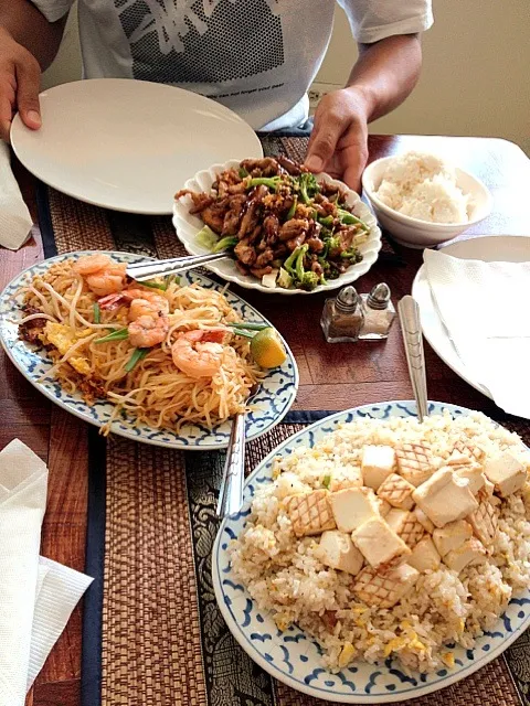 Tofu fried rice, shrimp pad thai, garlic chicken|SPGさん