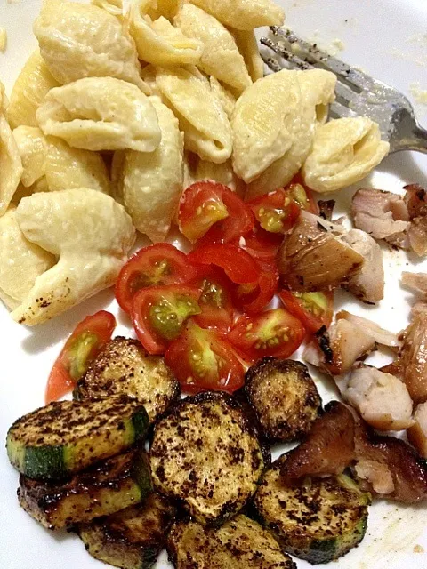 alfredo pasta, sauteed zucchini, bbq chicken, grape cherry tomato|SPGさん