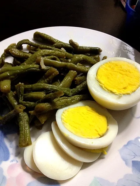 sauteed green beans and a hard boiled egg|SPGさん