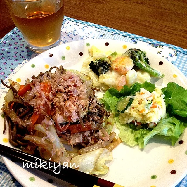 Snapdishの料理写真:焼き蕎麦と残り物達|みきやん☺︎さん