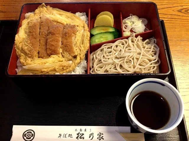 御膳みたいなのに入ったカツ丼ともり蕎麦。|ひろぱげさん