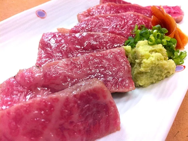 鮮度が落ちてただ脂だけがある肉って結構あるんです。安くなってたりして。でもこの肉はあら不思議と旨味もあります🙆|金子 雄介さん