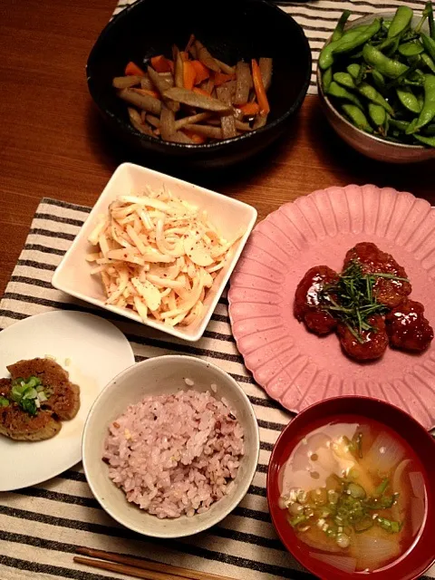 つくねとシソ、大根と玉ねぎのサラダ、牛蒡と人参と蒟蒻の煮物、枝豆、えのきの下の方でステーキ、玉ねぎとえのきとお揚げのお味噌汁、雑穀米♡|hanakohaさん