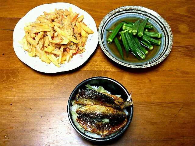 Snapdishの料理写真:鰯の蒲焼き丼、じゃがいもの味噌マヨネーズ炒め、オクラの煮浸し|おはぎさん