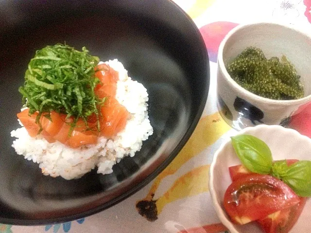 サーモン丼、海ぶどう、トマトバジル|うららさん