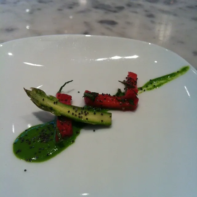 amuse. asparagus. arugula. strawberry. poppy.|scott winegardさん