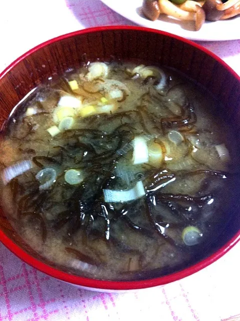 沖縄もずくのお味噌汁。もずくラーメン味噌味みたいな🎶|Mikaさん