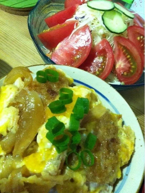 カツとじ丼とトマトサラダ|mihoさん