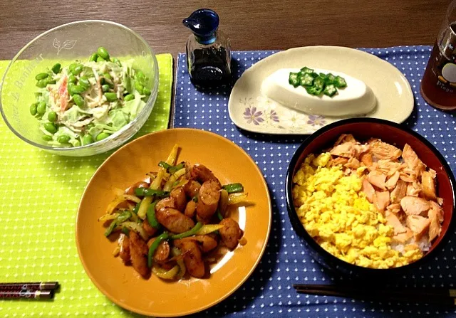 ウィンナーの和風野菜炒め、枝豆サラダ、冷奴のオクラのせ、鮭と卵のそぼろ丼|pentarouさん