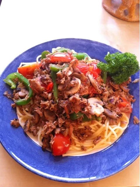 pasta, tuna, green pepper and tomato|Diepak Kisoensinghさん